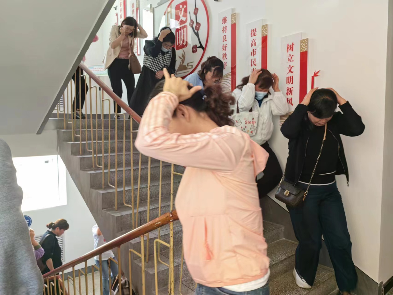6.9【“三抓三促”行动进行时】人民路街道开展“防震记于心 演练践于行”地震应急疏散演练活动 (2).png