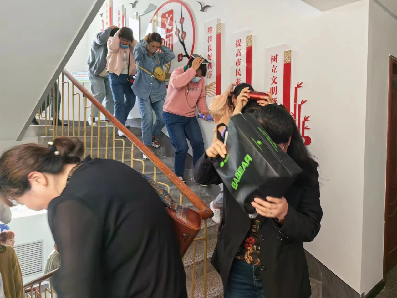 6.9【“三抓三促”行动进行时】人民路街道开展“防震记于心 演练践于行”地震应急疏散演练活动 (1).png