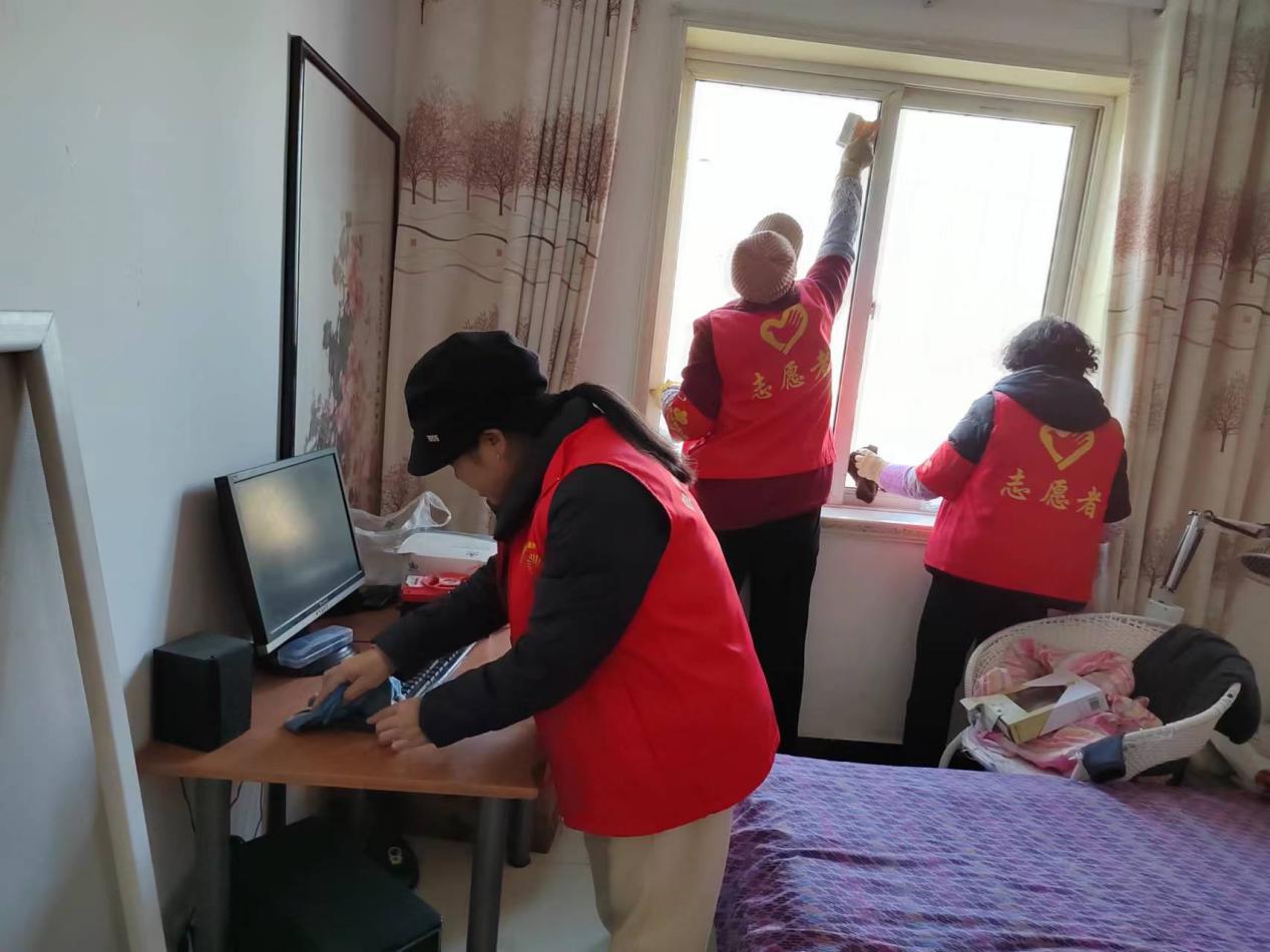 关爱残疾人情谊暖人间正新社区联合百丰家政开展为残疾人员打扫卫生