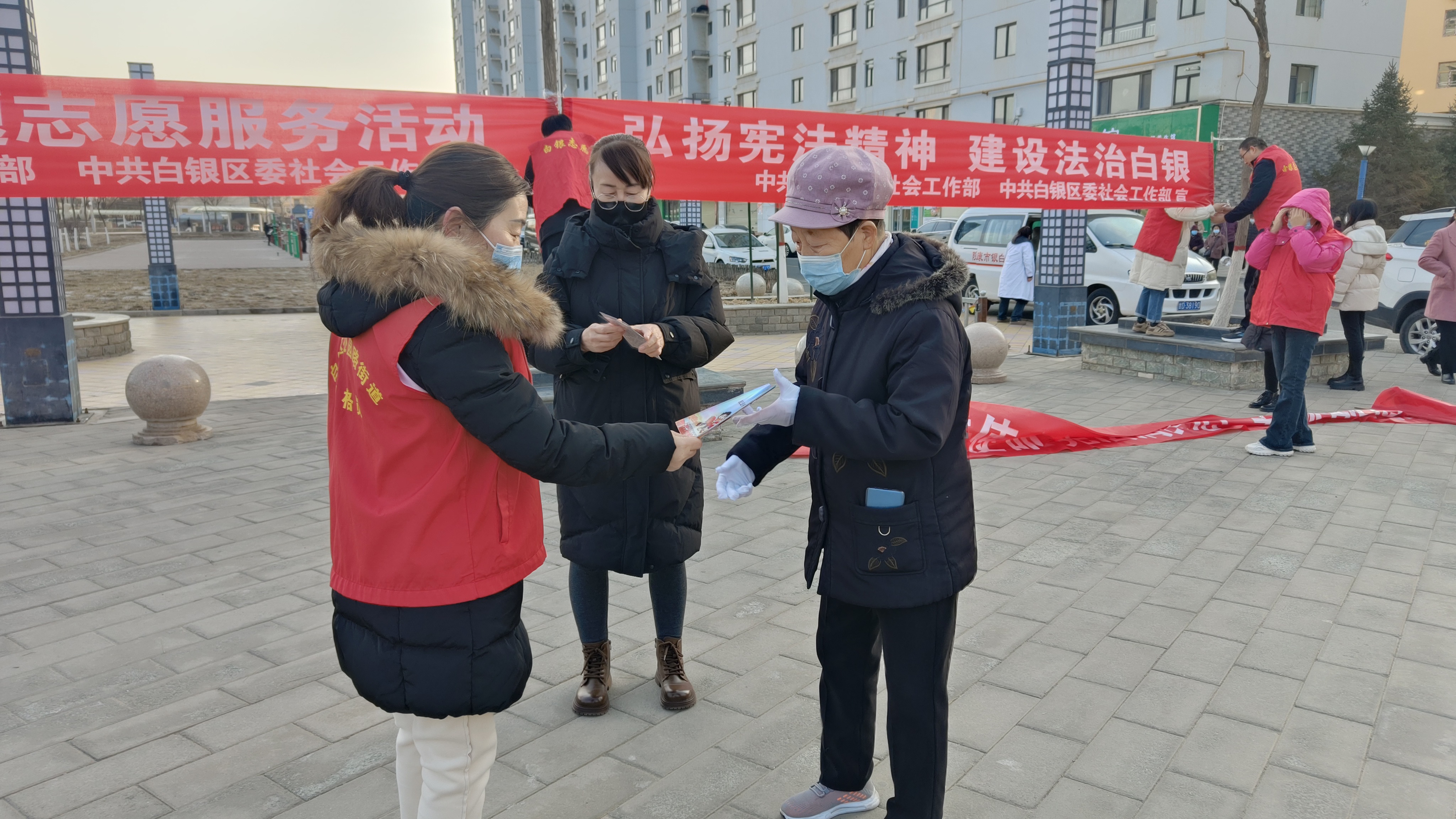 资讯>乡镇街道>公园路街道>活动现场,工作人员通过悬挂法治宣传横幅