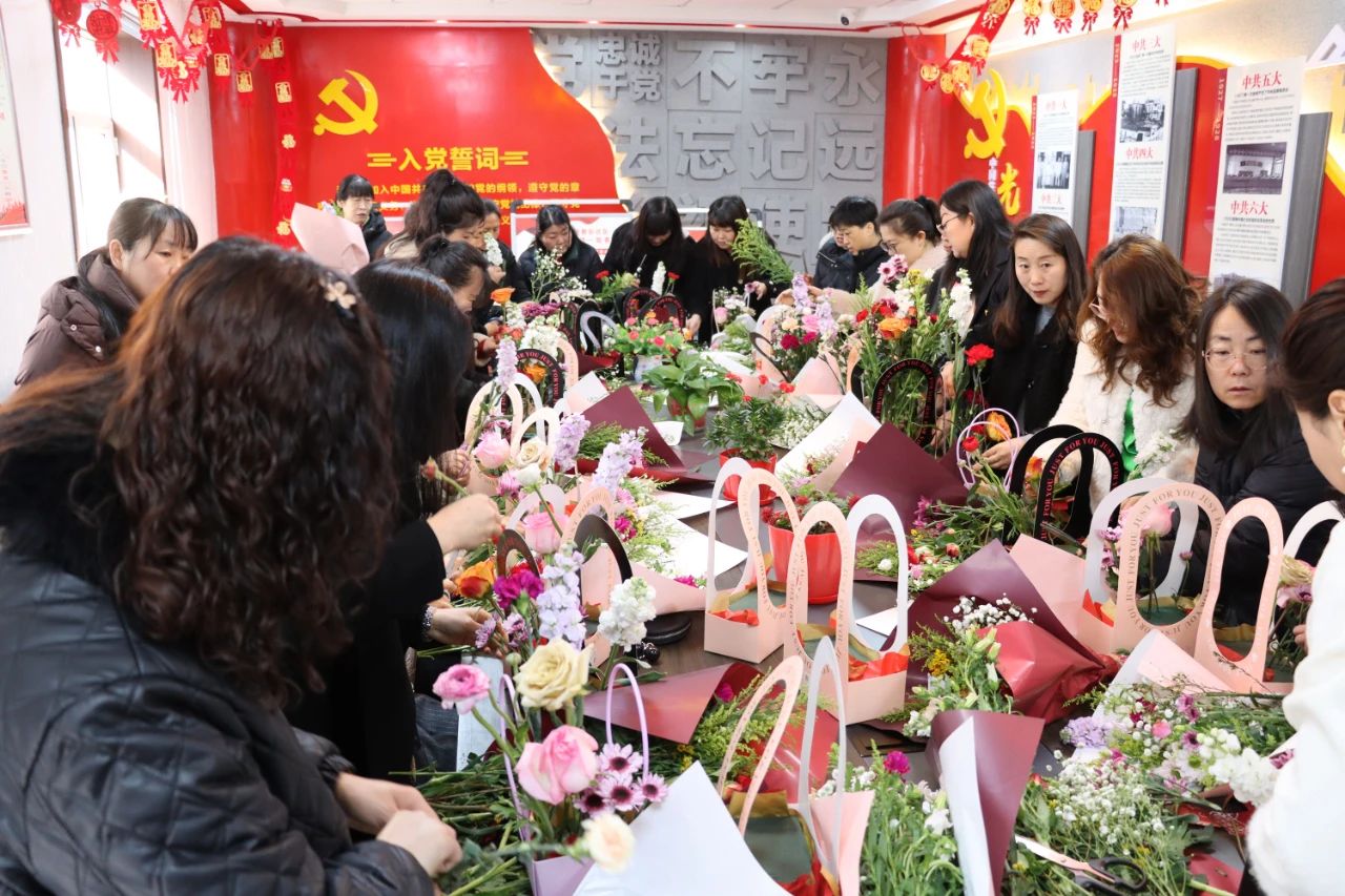 “花”式过节 白银区“三八”妇女节女职工...