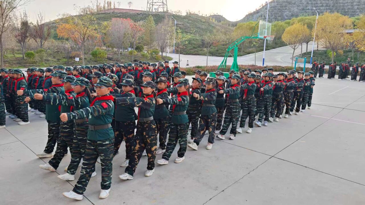 红领巾遇上迷彩绿 国防教育训练营开启别样...