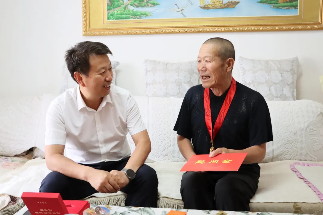 区领导开展“七一”走访慰问活动