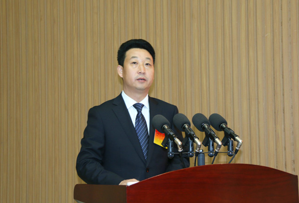 王青山代表区十三届人大常委会作《区人大常委会工作报告》白银区第